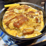 とんかつ七兵衛 - カツ丼並750円。分厚いカツ。マジョリカタイルが神戸らしい