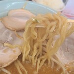 くるまやラーメン - 中太縮れ麺。