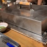 鹿酔庵 - 蓋と鉄板の隙間から湯気が!!イ～イ匂いです!!