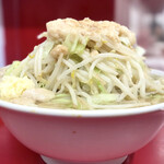 ラーメン二郎 - 小ラーメン ニンニク少なめアブラ 正面から