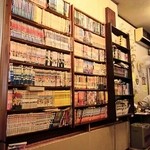 幸 - お店、最奥から。入口にも本棚あります(^o^)v
