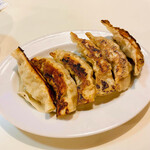 華園 - 世界一旨し！　（当社比）なギョーザ。自家製の皮がなんとも言えない。