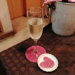 キッチン サカナヤ - 白カビサラミがスパークリングワインに合います