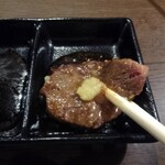 元氣七輪焼肉 牛繁 - ハラミ・ニンニクを乗せて