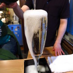 ビストロろっくうえる - 名物のこぼれスパークリングワイン700円　