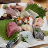 おかもと鮮魚店  - 料理写真:刺身盛り合わせ1100円一人前のはず