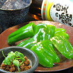 Crispy chilled green peppers with special green onion miso (1 piece or more)