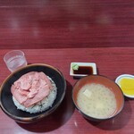 Nanohana - 中トロ丼(御飯大盛)。……お水、ワンオペの為セルフです！自分は、お客一人だったので、店主さんが入れてくれました。