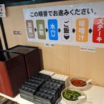 ワンダーステーキ - ステーキを注文してお金を払ったら…　　お漬物→お冷→ご飯→お味噌汁を盛って、お肉を受け取ってください…