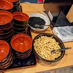 ワンダーステーキ - お味噌汁は、ワカメと油揚げをセルフでど〜ぞ…