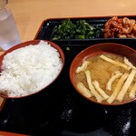 ワンダーステーキ - 白飯・お味噌汁の１杯目…
