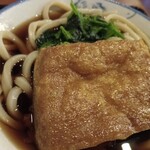 囲み家 - うどんアップ、きつねの厚みに注目