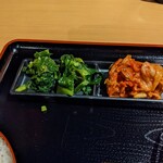ワンダーステーキ - 野沢菜&キムチも食べ放題……　　キムチがまろやかさがあって、うんまい!!