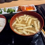 ワンダーステーキ - ワカメと油揚げのお味噌汁の２杯目…