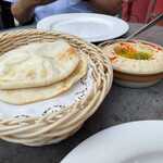 Beirut Grill - Hummusとパン(S$10)(2022/9)