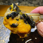 隼 - ②golden crab
      上海蟹　雌の紹興酒漬け。
      紹興酒は12年物を使用、香りは紹興酒以外にレモングラス、バイマックル(昆布みかんの葉)