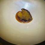 隼 - ⑧二面性〜天然黒鮑、虎河豚の白子の一皿
      黒鮑は昆布、白子は上湯スープで中華のベニエ生地で白子のフリットに