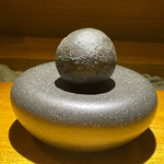 隼 - ①漆黒
      生地は糯米で作り煎った竹炭を混ぜて真っ黒に、中身は北海道のバフンウニ、鷄腿肉、海老の他秋田のいぶりがっこ を入れて食感にもアクセントを