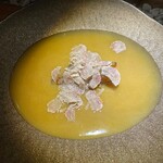 隼 - ④濃いめ(＋白トリュフg/¥1,500)
      ハンマーヘッドシャークの尾ヒレのフカヒレ
      ソースは親鳥、ヒナ鳥、鳥の脚のモミジ、アヒル、人参のペースト、フォアグラを乳化させたもの　白トリュフ