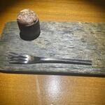 隼 - ・フォンダンショコラ
      生地の中には紹興酒(12年の香りの余韻が残るもの)の香りを移したチョコレート