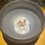 隼 - ・杏仁豆腐
      栗は甘露煮にしてからココナッツミルクなどと合わせてソースに