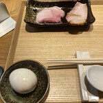 中華蕎麦 とみ田 - 半熟玉子　つけ麺並のチャーシュー