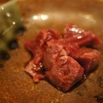 鳥茂 - はらみの刺身。冷蔵庫に入れていないから脂身がとろけます。白に合うの。