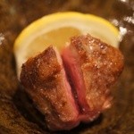 鳥茂 - 豚のタンののど元。動かないからもっとも脂がのっているそう。