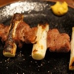 鳥茂 - こめかみのねぎま。歯ごたえ最高！！