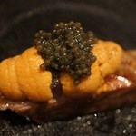 鳥茂 - 牛ステーキに雲丹とキャビア。一口でいってくださいとのこと。