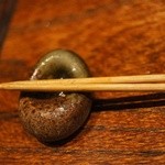 鳥茂 - お箸の代わりの串。ゴミが出ないようにという配慮で最後に焼き物で使いました。