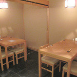 寿司割烹やまちょう - 奥にはテーブル席もあります。
      2階には掘り炬燵式の個室があるそうです。
      
