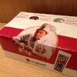 神保町 傳 - 傳タッキーフライドチキンの箱。実は裏面にもいろいろ仕掛けが。