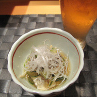 寿司割烹やまちょう - お通し。鯛の皮の湯引きの和え物。
                
