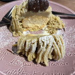 スイーツ カフェ キョウト ケイゾー - 真ん中に挟まれたメレンゲ