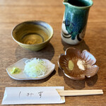 Soba Shimizu - 先に配膳される薬味とつゆ。山葵は本山葵です。