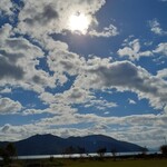 汀の精 - 小学校前は芝生グランドがあります。