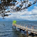 汀の精 - 沖島港とは反対側にある桟橋に黄緑色のオブジェ。