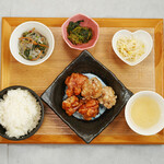 Assorted set meal of yum nyum chicken and fried chicken (comes with white rice or 15-grain rice, soup, and Small dish)