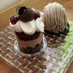 スイーツガーデン ユウジアジキ - 左：フォレノワール チェリーのアクセントが効いています。間のチョコレートクリームはしっかりチョコの苦みがするのが美味 右：和栗のモンブラン 儚いくちどけの栗クリーム。でも和栗のお味はしっかりします。ミルキーなメレンゲのサクサクさも秀逸。