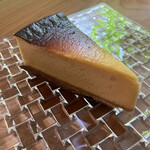 スイーツガーデン ユウジアジキ - バスクチーズケーキ　チーズケーキ嫌いな私も美味しいと感じる良質なチーズを使ったケーキ♡だと思う