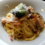 レストラン ラトリエ - 鮭と茸のクリームパスタ