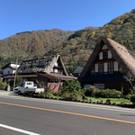 北村商店 - お店の並びには合掌造りの建物たち  天気よくて良かった