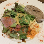 Kataru Kitchen - ♦︎カタルキッチンさんのサラダめちゃ美味しい‼︎ クミンの風味がいいアクセントになってるポテサラ さりげなく添えられてる自家製パンも美味しかった‼︎