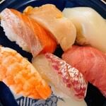 Gombee - 令和4年11月 ランチタイム
                        にぎり寿司6貫定食 1000円
                        鯛、サーモン、海老、モンゴウイカ、つぶ貝、とろ本まぐろ