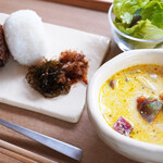 カフェ ねねね - サーモンクリームスープセット　おにぎりは白米か酵素玄米からお選びいただけます。