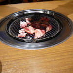 焼肉×食べ放題 南大沢 にひゃくてん - 牛バラカルビとホルモンを焼く