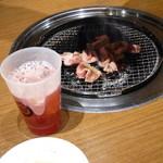 焼肉×食べ放題 南大沢 にひゃくてん - ワインソーダと牛カルビ