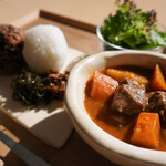 カフェ ねねね - ビーフシチューセット　おにぎりは白米か酵素玄米からお選びいただけます。