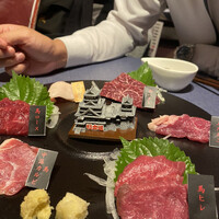 馬刺しと焼き鳥 グルマン三年坂 - 